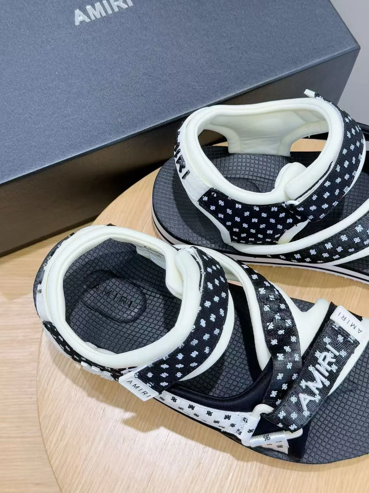 [AMIRI*AMIRI] P:500💰 Size: 39-45 Official website new original version 1:1 AMIRI*AMIRI classic men's sandals, high-end boutique, original material, TPU foam bottom, fine workmanship, casual, loose and comfortable, a must-have in summer.